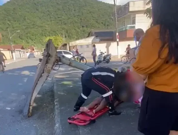 Ponto de ônibus deteriorado desaba e fere menina de 7 anos em Praia Grande; VÍDEO