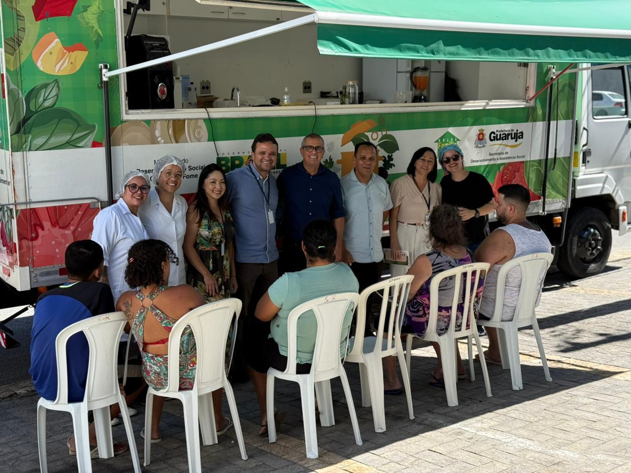 Representantes de Cotia visitam Guarujá para conhecer projeto Caminhão Sabor e Renda