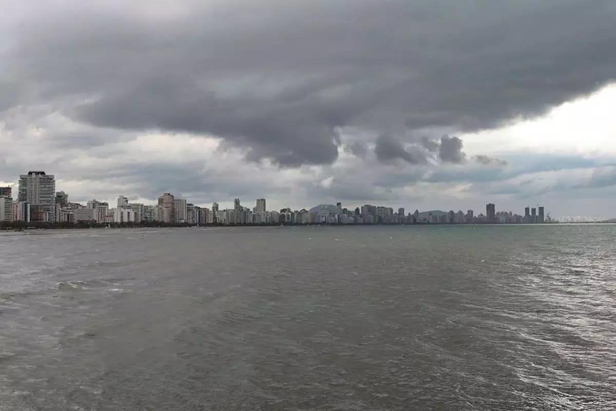 Tempestade com raios, rajadas de vento e granizo deixa o litoral de São Paulo em alerta nos próximos dias
