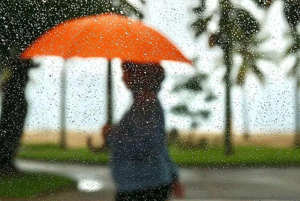 Temporal se aproxima do litoral de São Paulo com 50mm de chuva, raios, ventos de 60 km/h e queda de granizo