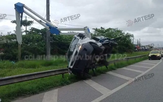 Trabalhador cai de cesto aéreo após caminhão tombar durante serviço na Imigrantes, em Santos