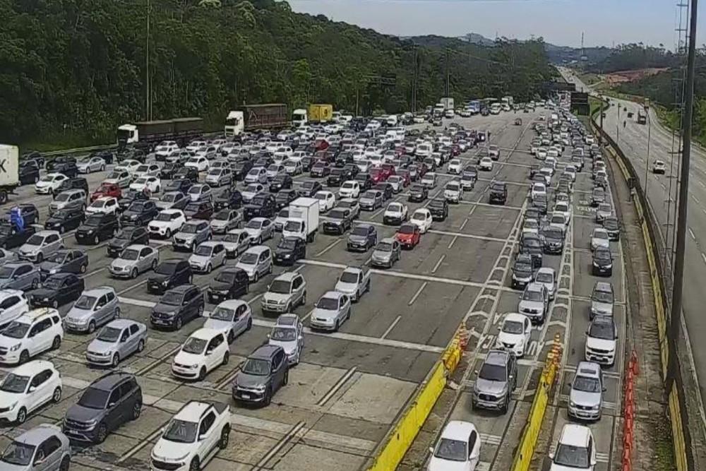 Anchieta e Imigrantes apresentam congestionamento em direção ao litoral de SP após o Natal; confira os horários de pico