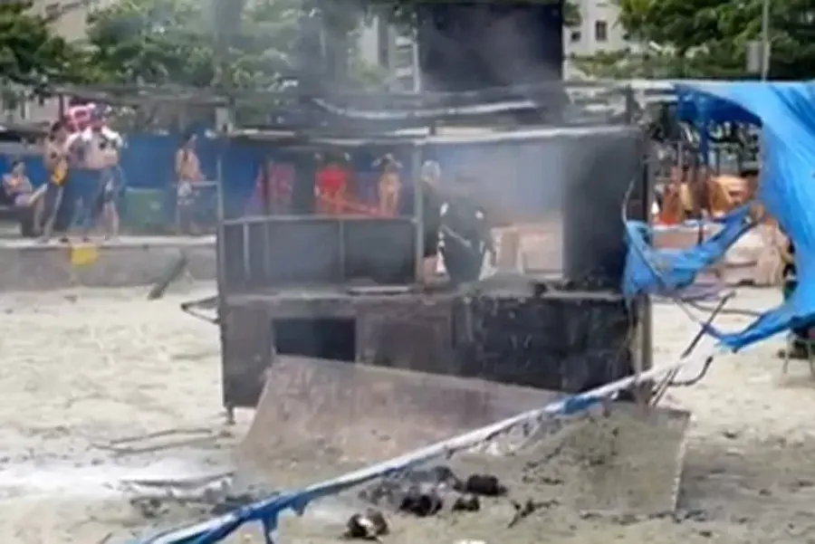 Carrinho de milho fica destruído após pegar fogo na Praia do Embaré, em Santos