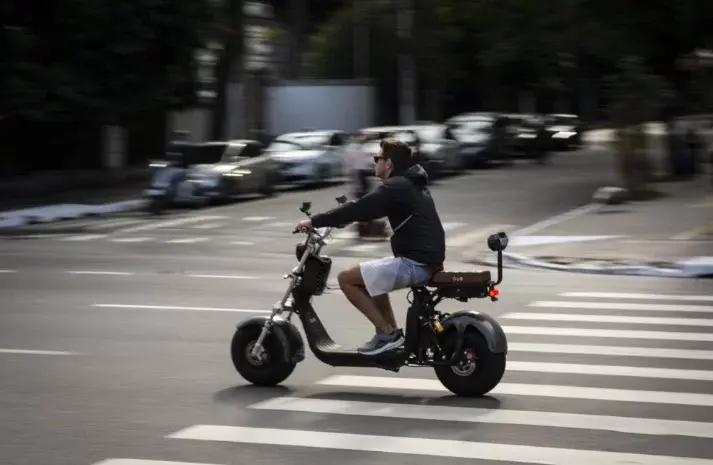 Ciclomotores precisarão de registro, licenciamento e emplacamento; Santos já possui as próprias regras