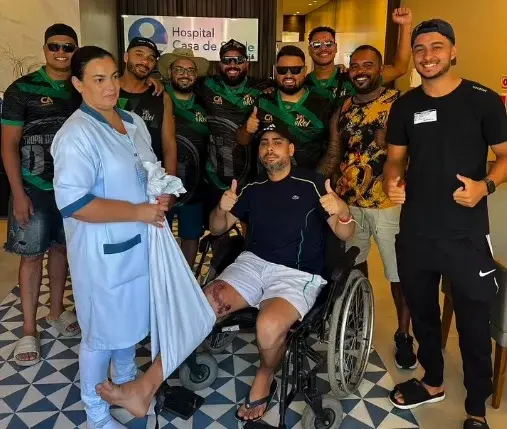 Influencer 'Rei da Rifa' recebe alta, doa 130 panetones e celebra nova chance de vida em Guarujá