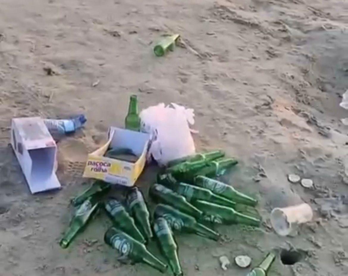 Moradora de Guarujá desabafa nas redes sociais por grande quantidade de lixos na praia