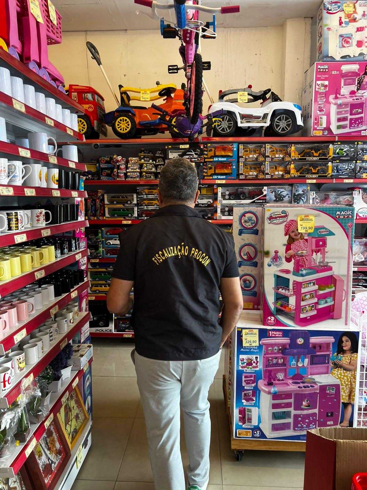 Procon Guarujá inicia Operação Natal com vistorias em 20 lojas