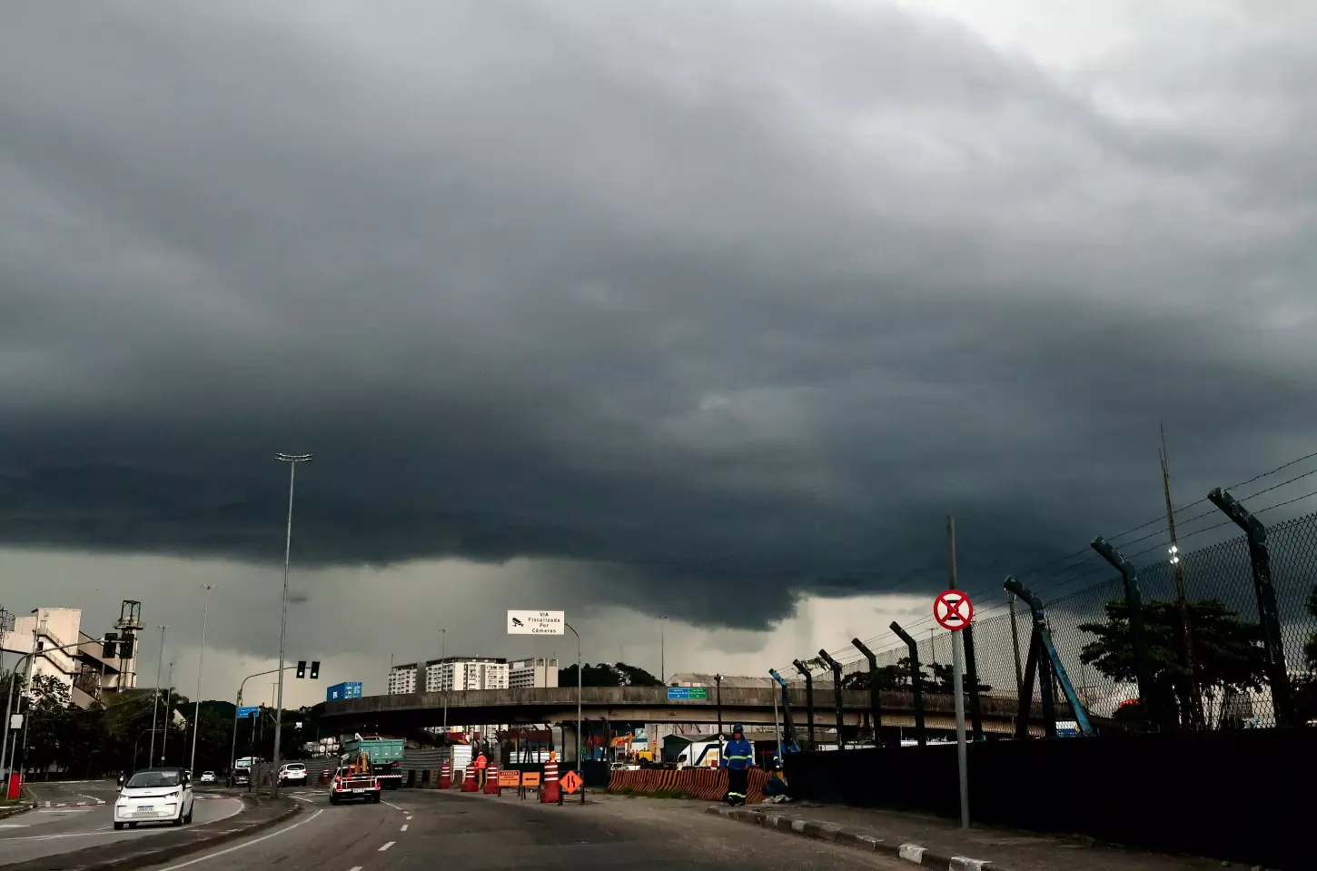 Temporal ameaça litoral de São Paulo no Ano-Novo e Governo do Estado faz reunião emergencial com prefeitos