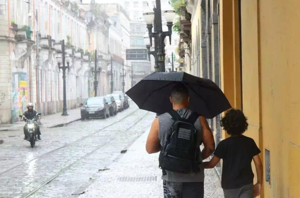 Temporal se aproxima do litoral de São Paulo com 100mm de chuva, raios, ventos de 100 km/h e granizo