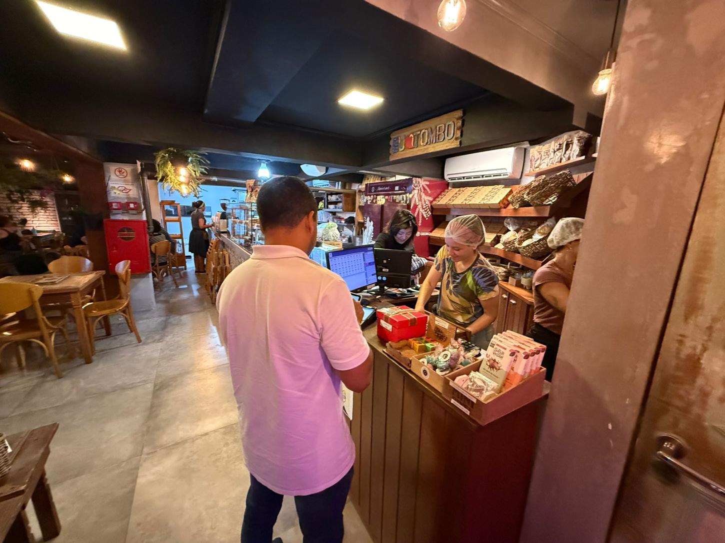 Vigilância Sanitária de Guarujá fiscaliza 31 sorveterias e emite 35 autos