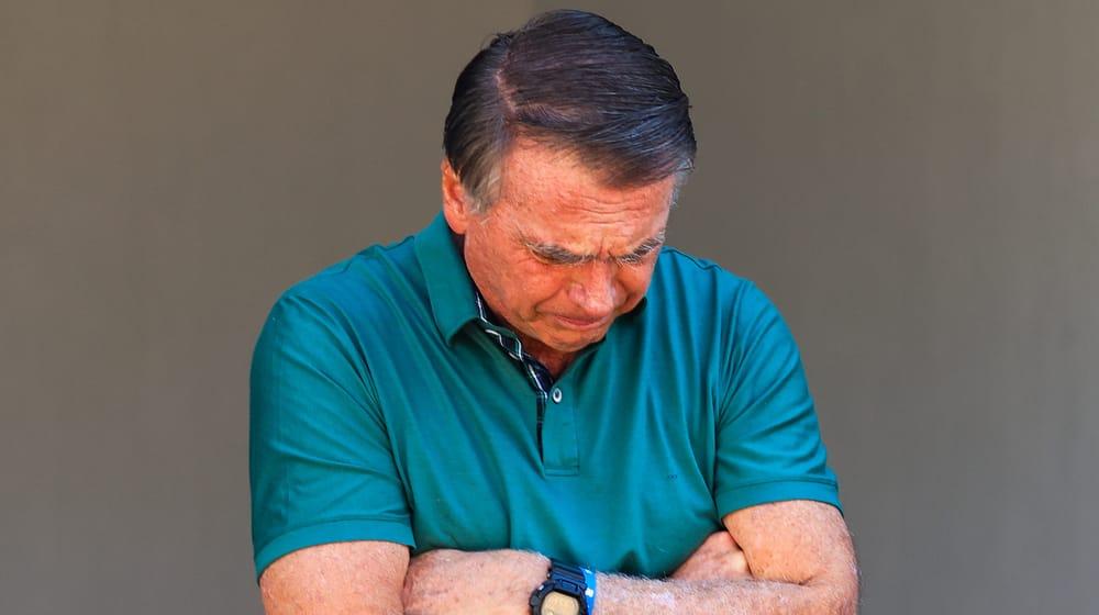 Bolsonaro chega a hospital para realizar exames após queda