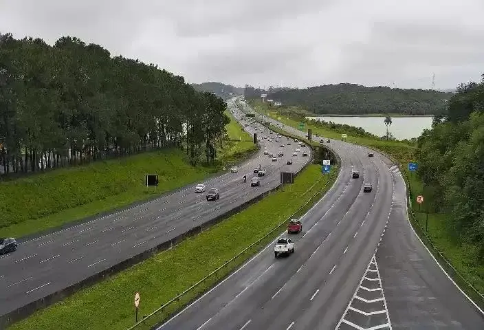 Domingo chuvoso reduz trechos de congestionamento no Sistema Anchieta-Imigrantes