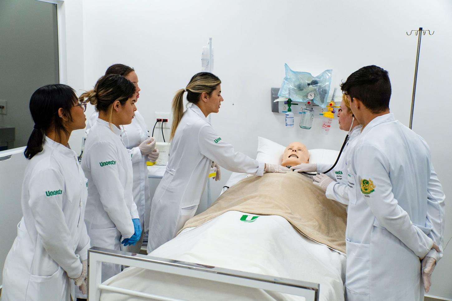 Enfermagem em Guarujá alia prática, tecnologia e excelência