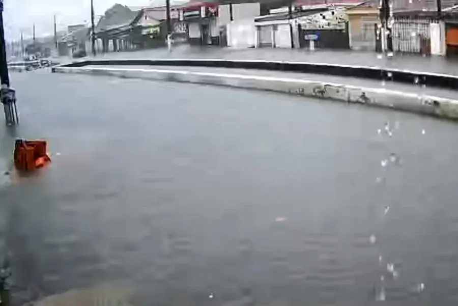 Fortes chuvas causam alagamentos em cidades da região e paralisam travessia de balsas; VÍDEO