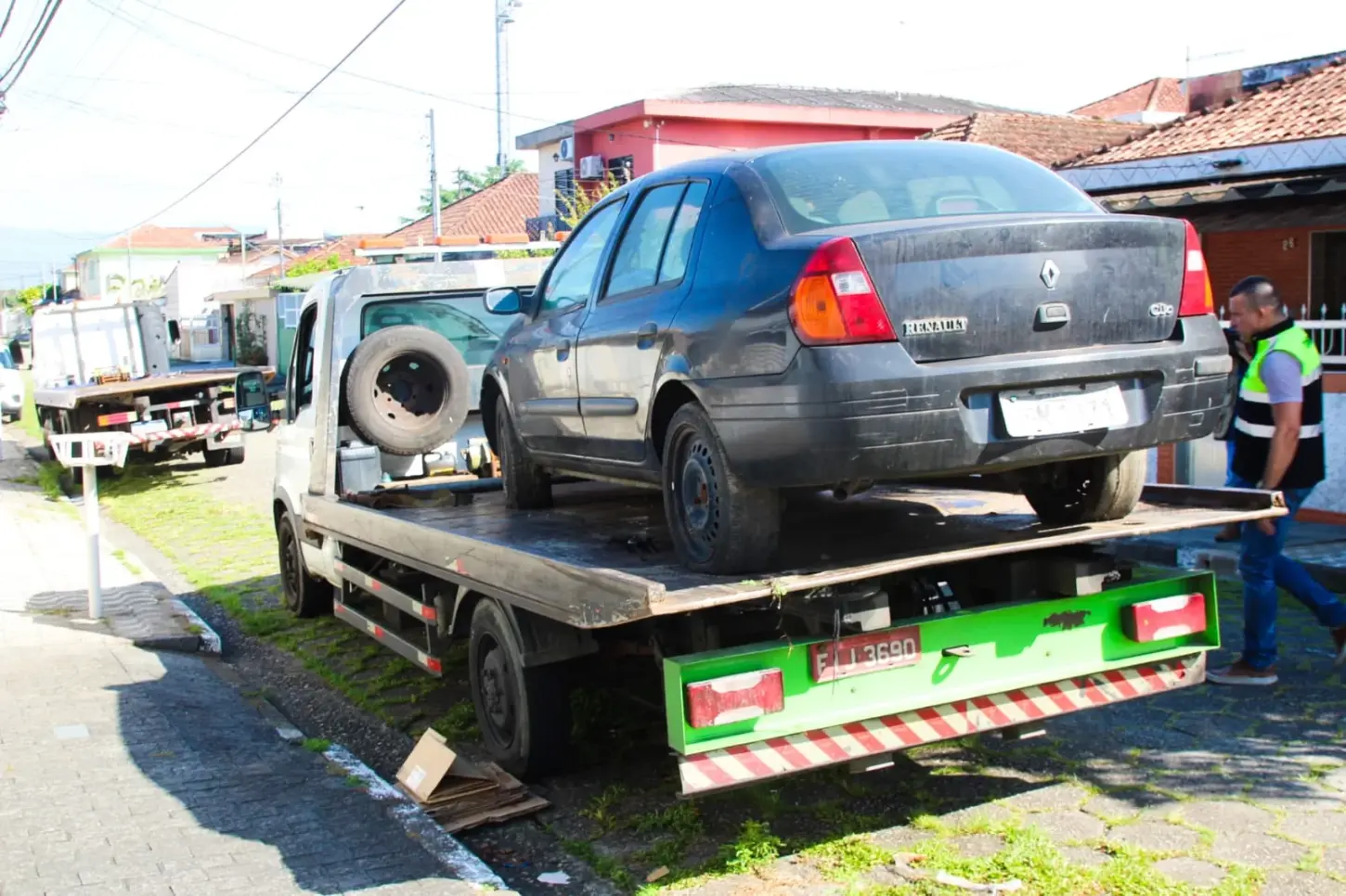 Operação Lata Velha inicia remoção de veículos abandonados em São Vicente