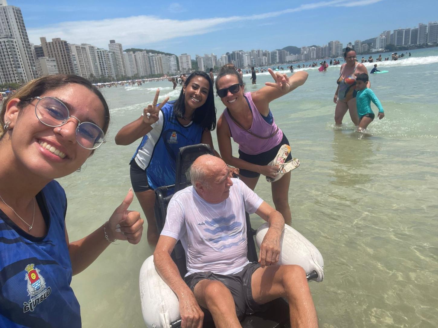  Programa Praia Acessível proporciona lazer a pessoas com necessidades especiais em Guarujá