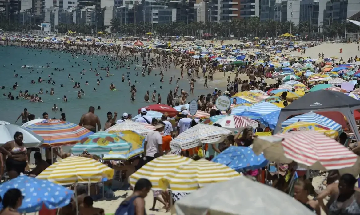 Saiba se barracas e quiosques podem cobrar por cadeira e guarda-sol na praia