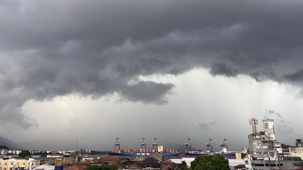 Temporal atinge Baixada Santista com chuva forte, raios e alerta para áreas de risco
