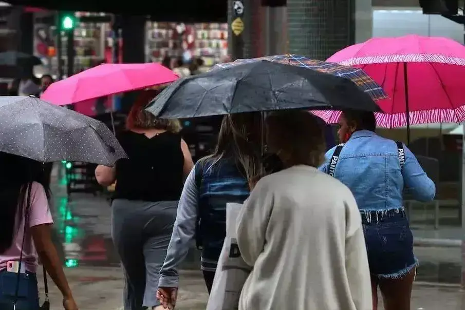 Temporal se aproxima do litoral de São Paulo com 100mm de chuva, raios e ventos intensos de 100 km/h