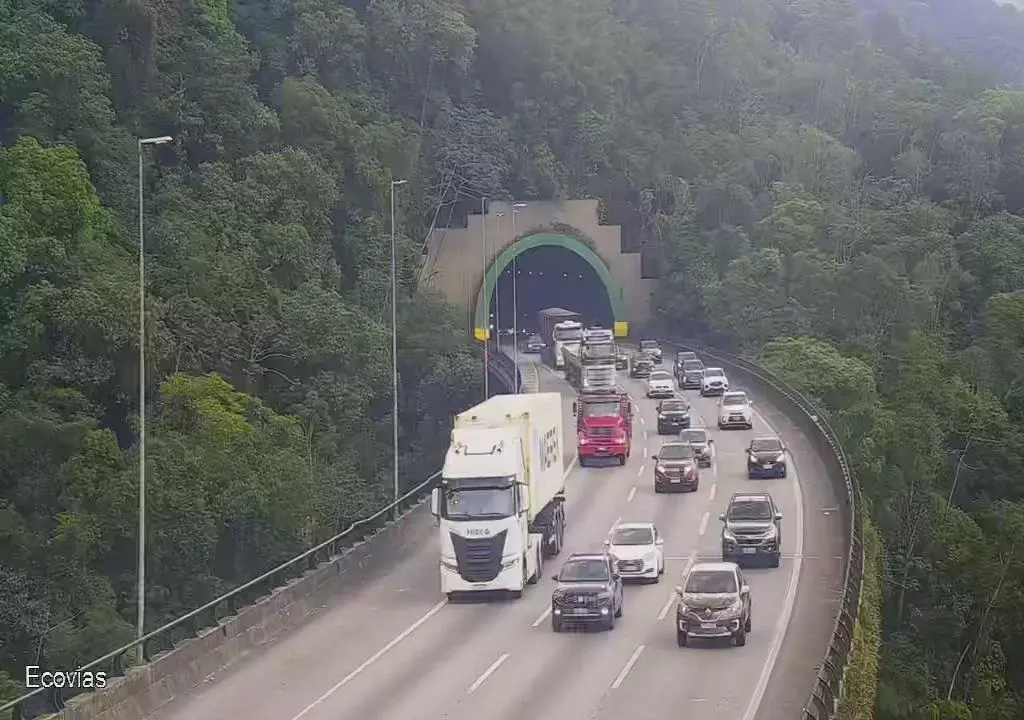 Veículos formam filas rumo à Capital, mas alto fluxo no sentido Baixada impede Operação Subida no SAI