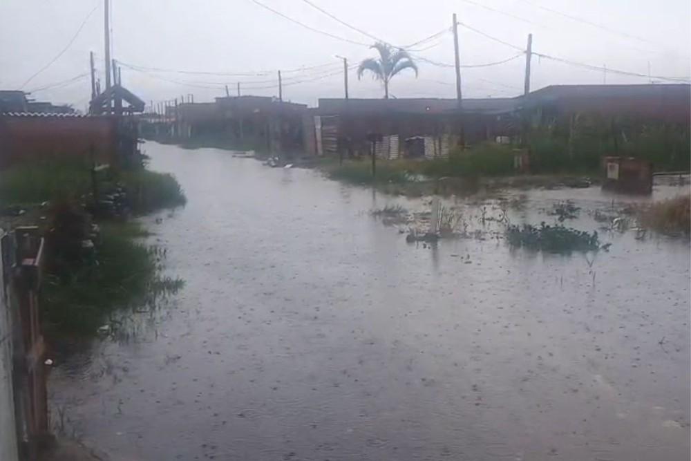 Alagamentos, aulas suspensas e desabrigados; forte chuva causa estragos em toda Baixada Santista