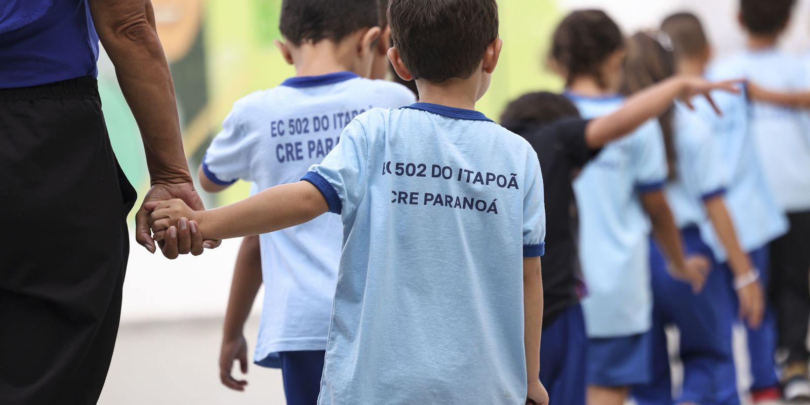 Alunos de escola no DF são submetidos a flexões como 