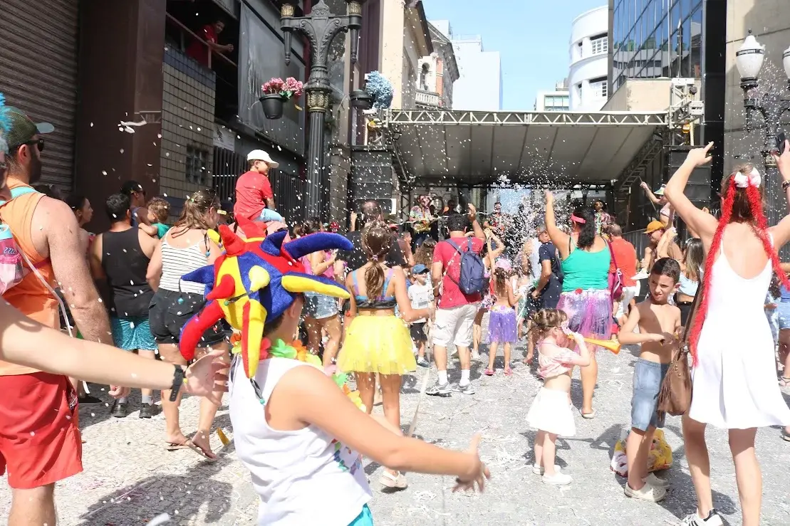 Eventos de Carnaval interditam vias do Centro de Santos até terça