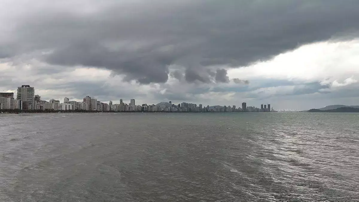 Frente fria provoca temporal no litoral de São Paulo com até 100 mm de chuva, raios e ventos de 100 km/h