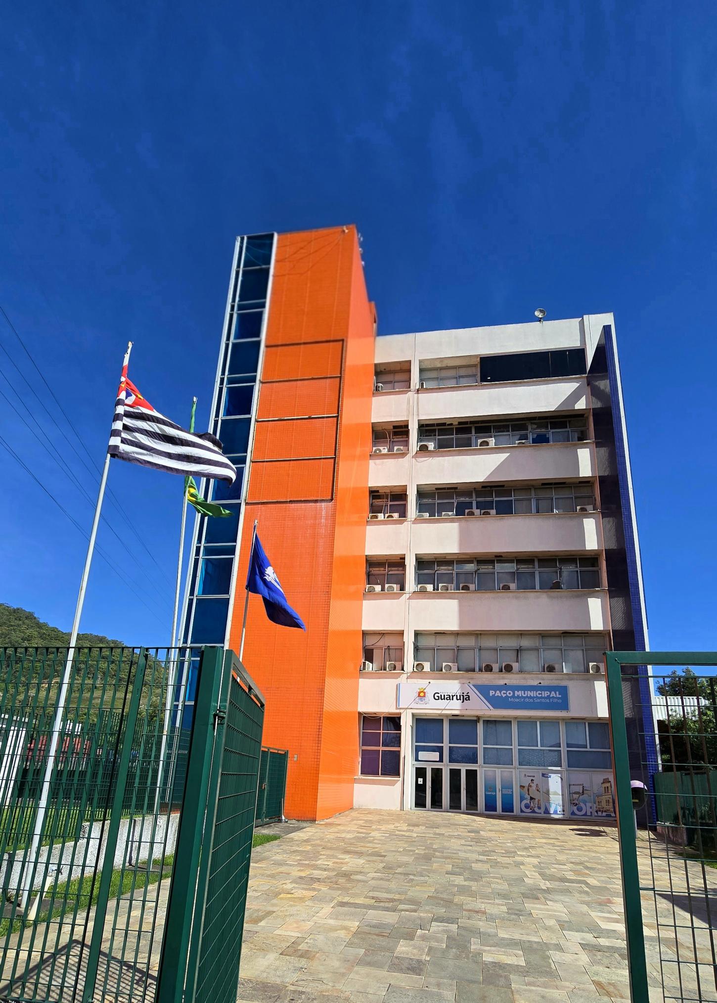 Guarujá abre concurso público para inspetor de alunos e processo seletivo para professor