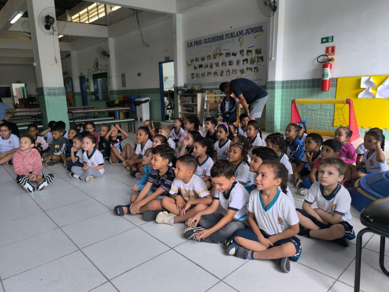 Palestra sobre higiene bucal orienta cerca de 300 crianças na E.M. Guilherme Furlani