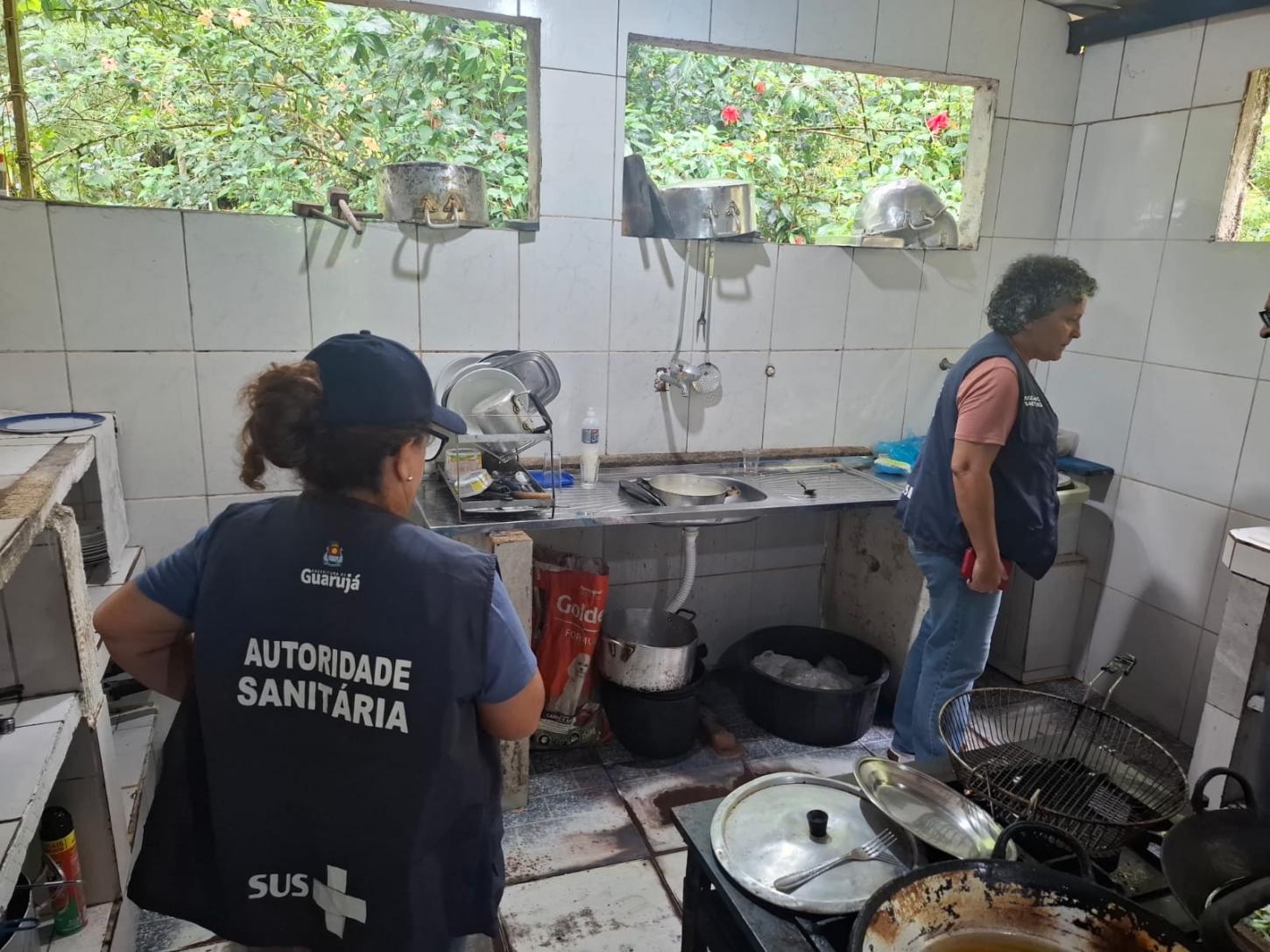 Vigilância Sanitária de Guarujá vistoria e emite 33 autuações em comércios do Perequê