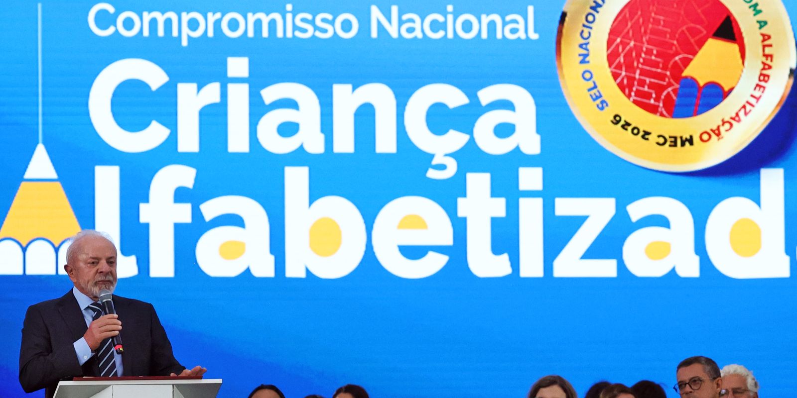 Brasil supera objetivo e alcança 66% de crianças alfabetizadas na idade correta