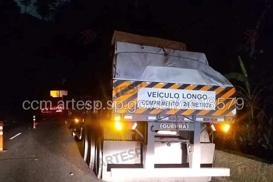 Chassi quebra e carreta com carga de piso fica atravessada no meio da pista na Anchieta