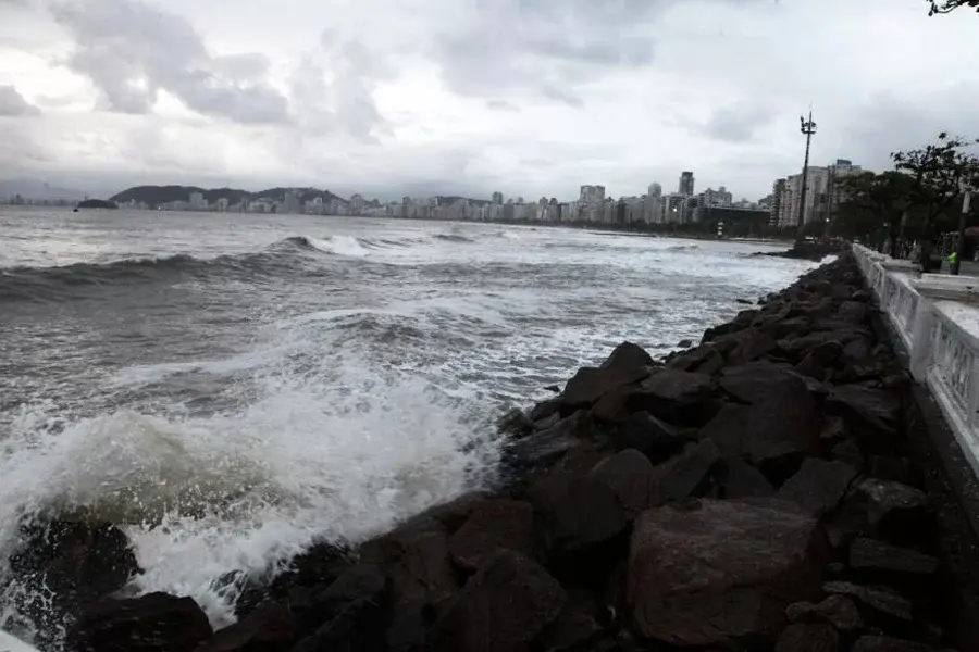 Com avanço da frente fria, ondas podem atingir 2,8m de altura na região, diz NPH-Unisanta