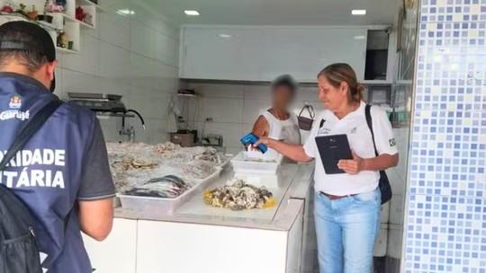 Operação Quaresma flagra peixe mal conservado, insetos e descarte irregular em peixarias de Guarujá