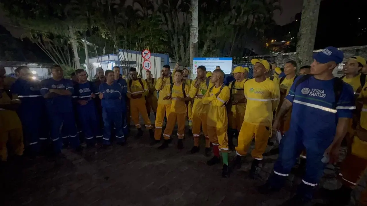 Trabalhadores da limpeza urbana rejeitam proposta, mas serviços são retomados na Baixada