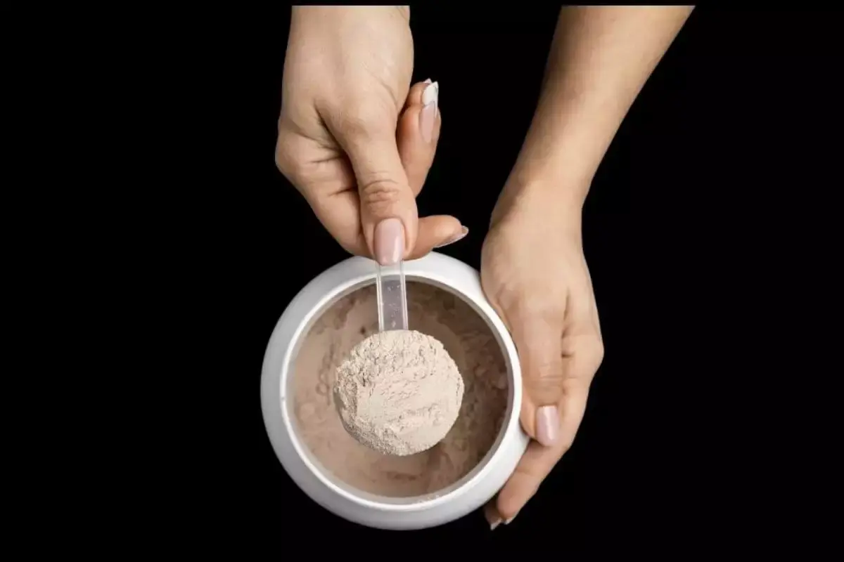 Whey protein e excesso de proteína podem sobrecarregar os rins e causar problemas, alerta nefrologista