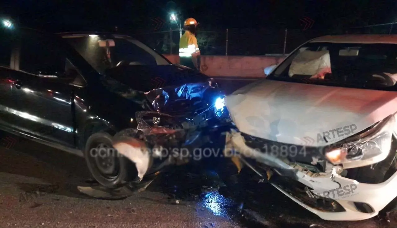 Acidente com moto e dois carros deixa um ferido em estado grave em São Vicente