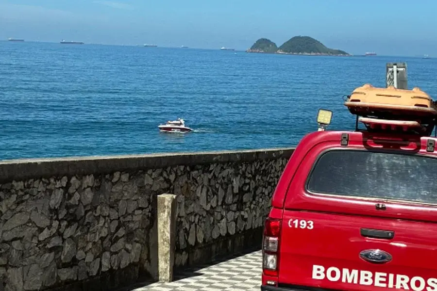Adolescente é resgatada após escorregar e cair no mar em Guarujá; outro jovem segue desaparecido