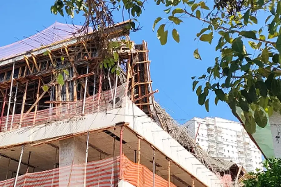 Dois trabalhadores ficam feridos após desabamento de laje de concreto em prédio de Santos
