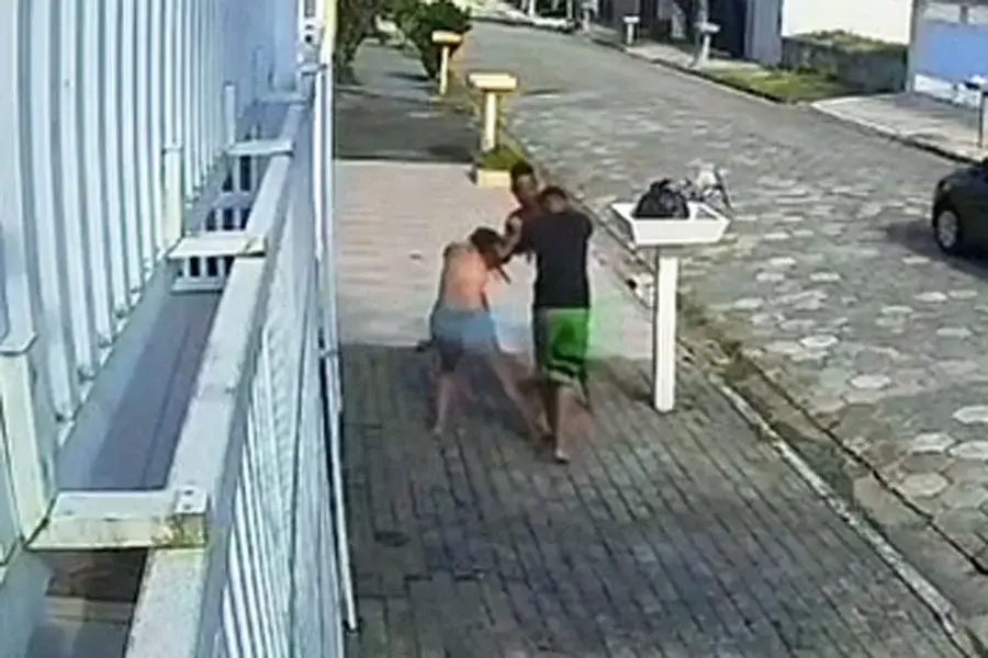 Homem é preso após agredir mulher e filho autista em Peruíbe; VÍDEO