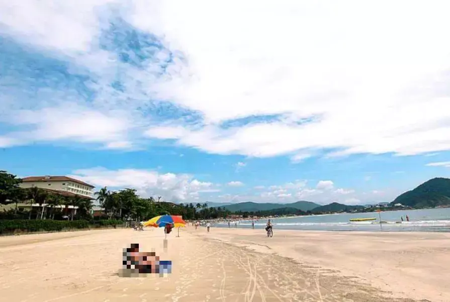 Idoso é contido pela população em praia de Guarujá após ser acusado de fotografar mulheres sem autorização