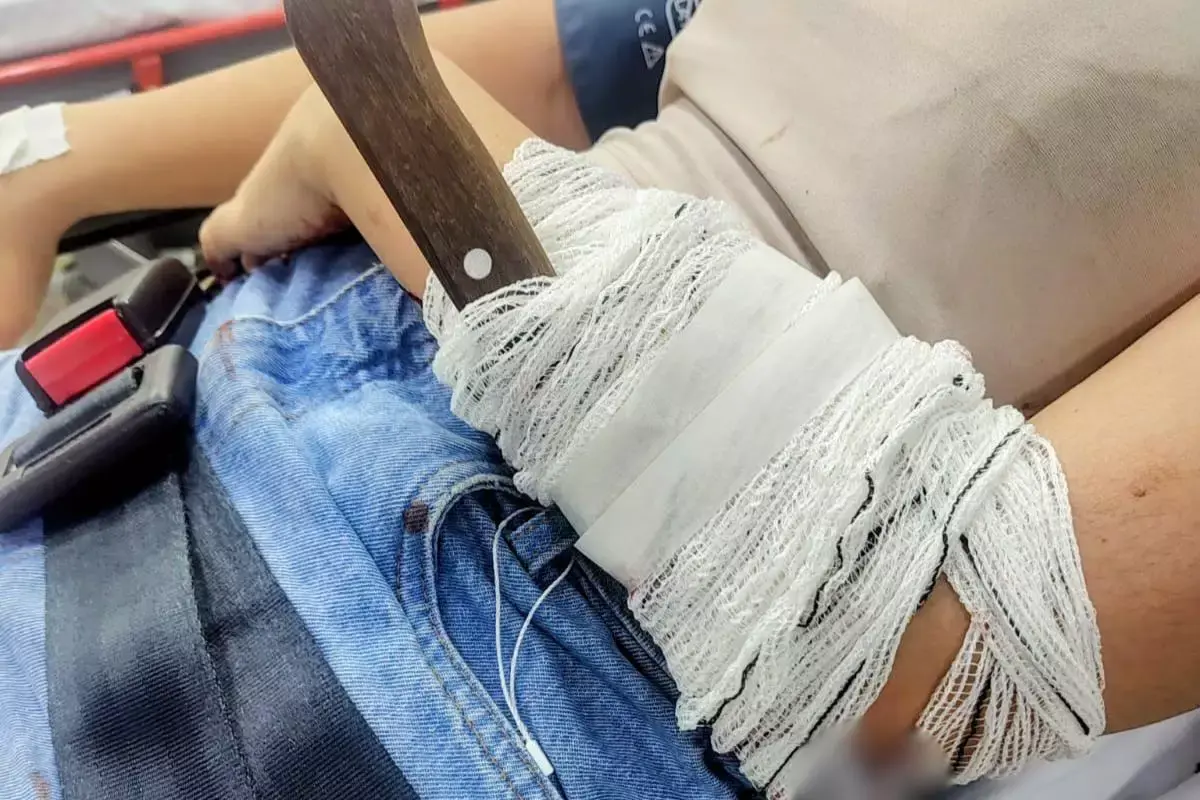 Mulher é esfaqueada durante briga em estabelecimento comercial de Santos e fica com a faca presa no corpo