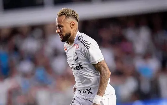 Neymar quebra tabu físico, mas volta a deixar Vila criticado e sob polêmica