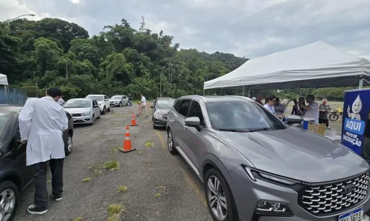 Drive-Thru de vacinação contra a gripe imuniza mais de mil pessoas em Guarujá